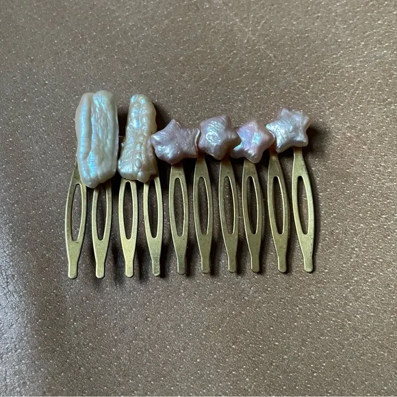 Genuine freshwater pearl brass hair comb. One of a kind ✨ gold white pink - Picture 1 of 6